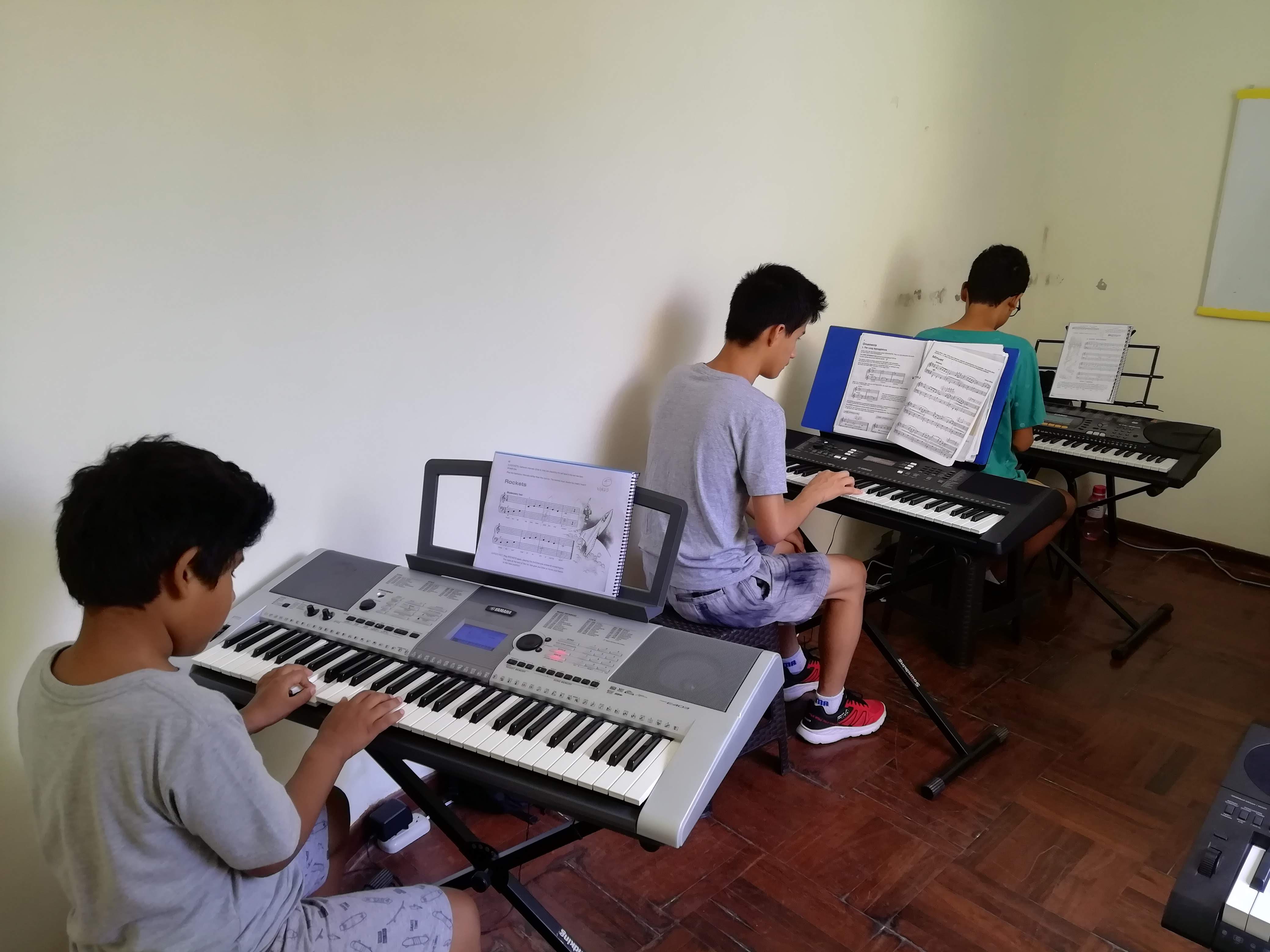 Clases grupales de teclado