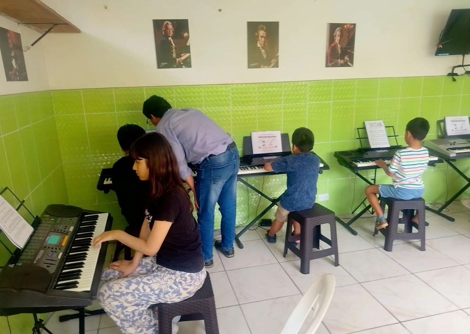 Clases grupales de teclado